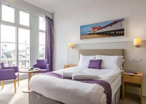 Postel nebo postele na pokoji v ubytování The Carlton Hotel