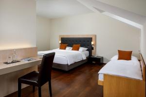 Ένα ή περισσότερα κρεβάτια σε δωμάτιο στο Hotel UTO KULM car-free hideaway in Zurich