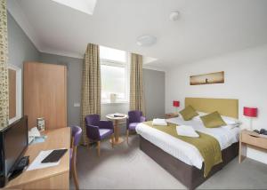 Postel nebo postele na pokoji v ubytování The Carlton Hotel