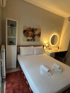 En eller flere senge i et værelse på MaisonCentrale Apartment Downtown