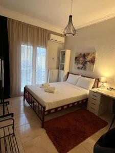 En eller flere senge i et værelse på MaisonCentrale Apartment Downtown