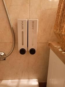 Et badeværelse på MaisonCentrale Apartment Downtown + 14 billeder