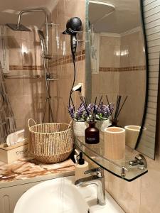 Et badeværelse på MaisonCentrale Apartment Downtown