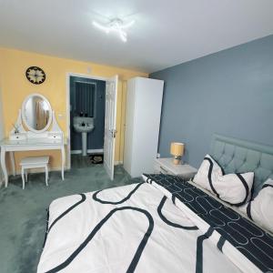 En eller flere senge i et værelse på Ellas Stays