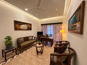 比纳里姆VOLTA By the Beach Goa的客厅里有一张沙发和一张桌子。