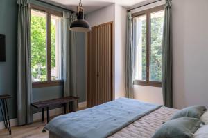 une chambre avec un lit et deux fenêtres dans l'établissement Bastide des Oliviers, Maison Provençale, à Boulbon 36 autres photos