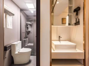 een badkamer met toilet en wastafel bij Annie Apartment 3206 in Kunming