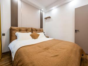 een slaapkamer met een groot bed met witte kussens bij Annie Apartment 3206 in Kunming