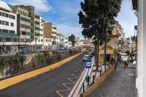 een straat met auto's aan de kant van de weg bij Residência Lord Freitas I by An Island Apart in Funchal