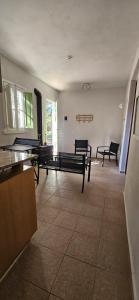 een kamer met twee pingpongtafels en banken bij casamila in San Javier