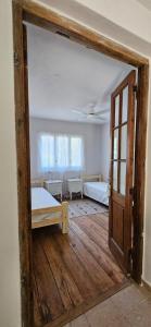 een kamer met 2 bedden en een open deur bij casamila in San Javier