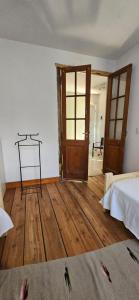 een slaapkamer met een bed en een houten vloer bij casamila in San Javier