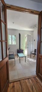 een woonkamer met open haard en een tafel bij casamila in San Javier