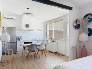 a kitchen and dining room with a table and chairs at Studio en Provence in Cheval-Blanc