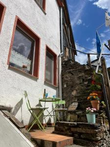een patio met een tafel en stoelen buiten een gebouw bij Ferienhaus Mauseloch in Kaub