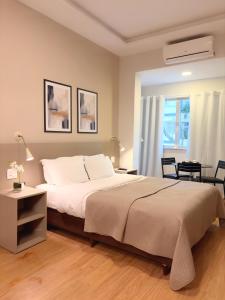 ein Schlafzimmer mit einem Bett, einem Tisch und Stühlen in der Unterkunft Injoy Lofts & Studios Ipanema in Rio de Janeiro