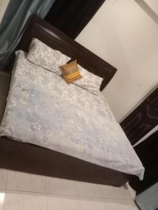 Postel nebo postele na pokoji v ubytování appartment in Dha karachi