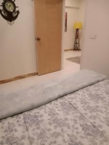 Postel nebo postele na pokoji v ubytování appartment in Dha karachi