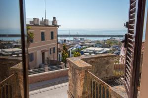 een uitzicht op een stad vanaf een balkon bij Numana, casa singola vista mare a 100mt dalla spiaggia in Numana