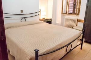 een slaapkamer met een bed en een stoel bij Numana, casa singola vista mare a 100mt dalla spiaggia in Numana