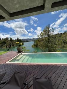 una piscina en una terraza con vistas al río en Habitación en Guatape Lake Suite, en Guatapé