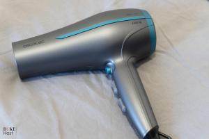 un ferro da stiro è seduto sopra un tavolo di Malasaña Urban Rooms a Madrid