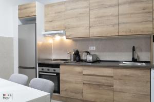 una cucina con mobili in legno e una stufa di Malasaña Urban Rooms a Madrid