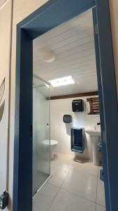 une salle de bains avec toilettes et lavabo dans l'établissement Sea Wolf Surf Hostel Campeche, à Florianópolis 41 autres photos