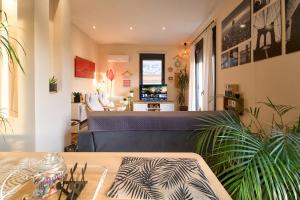 ein Wohnzimmer mit Sofa und Tisch in der Unterkunft Urban Flat 2026 - At Central Square - Pet Friendly in Kavala