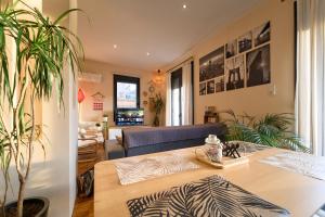 ein Wohnzimmer mit einem Tisch und einem Sofa in der Unterkunft Urban Flat 2026 - At Central Square - Pet Friendly in Kavala