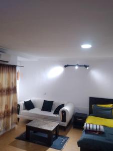 een woonkamer met een bank en een tafel bij Short Let Apartments in Lagos Business School Lekki Ajah in Lekki