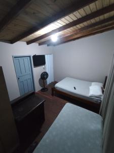 een kleine slaapkamer met een bed en een raam bij Studio Apartamento in Capão da Canoa