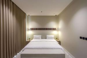 Giường trong phòng chung tại Marabea make yourself at home