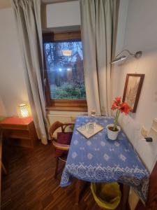 een tafel met een bloem erop voor een raam bij Villa Pdorf in Perchtoldsdorf