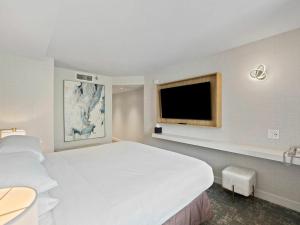 Ένα ή περισσότερα κρεβάτια σε δωμάτιο στο Tower Hotel at Fallsview