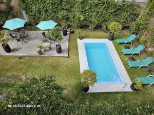 an overhead view of a swimming pool in a yard with umbrellas at HCHOTELS Rivero520 in Arequipa