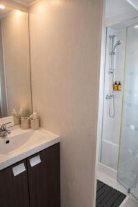 Et badeværelse på Cottage flottant spa privatif en option Port de Plaisance proche Centre