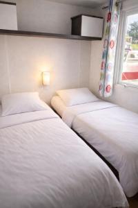 En eller flere senge i et værelse på Cottage flottant spa privatif en option Port de Plaisance proche Centre