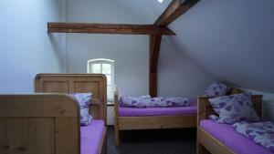 een kamer met 2 stapelbedden op een zolder bij Penzion Stará škola Klíny in Klíny