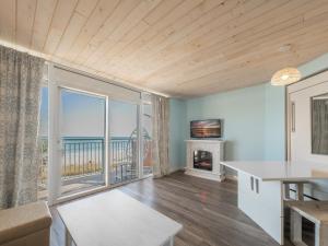 Una sala de estar con vista al mar. en Beautifully Renovated Oceanfront 1BR! Roxanne Towers 303, en Myrtle Beach