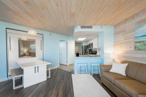 Una sala de estar con un sofá y una cocina. en Beautifully Renovated Oceanfront 1BR! Roxanne Towers 303, en Myrtle Beach 20 fotos más