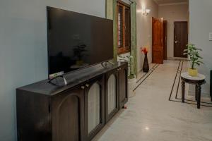 een grote flatscreen-tv aan een muur in een woonkamer bij The Heritage in Jodhpur +10 foto's