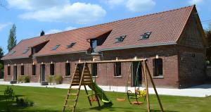 un parco giochi con una scala davanti a un edificio di Gite Clémentine a Baromesnil