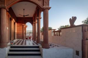 een ingang naar een gebouw met zuilen en trappen bij The Heritage in Jodhpur