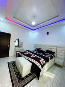 En eller flere senge i et værelse på Phienu Apartment & Suite