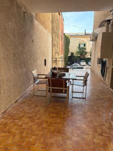een patio met een tafel en stoelen op een bakstenen vloer bij Appartament house in Marcianise