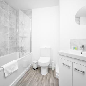 a white bathroom with a toilet and a shower at Modern Two Bed Apartment - Sleeps 3 - WiFi & Parking Included 57C in Sleightholme