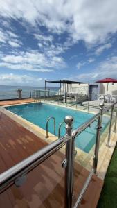 una piscina sul ponte di una casa di شاليهات ستارفيش a Umm Lajj