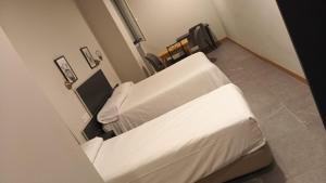 una camera d'ospedale con un letto bianco di Hotel Lidar a Bilbao
