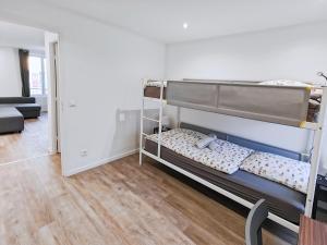 ein Zimmer mit Etagenbetten und ein Wohnzimmer in der Unterkunft Vert Bocage Briard - Freedomus Marne-la-Vallée in Esbly